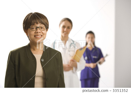 Doctors and patient. Doctors and patient. 3351352