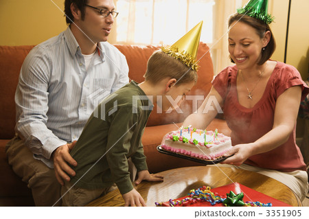 Family birthday party. 3351905