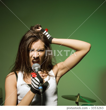 Female singing into mic. 3353263