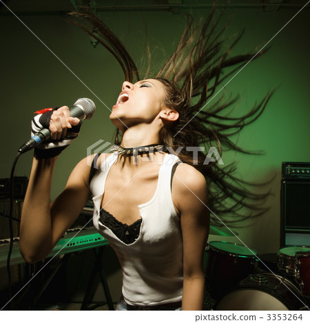 Female singing into mic. 3353264