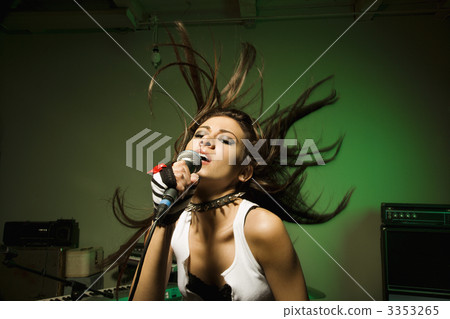 Female singing into mic. 3353265