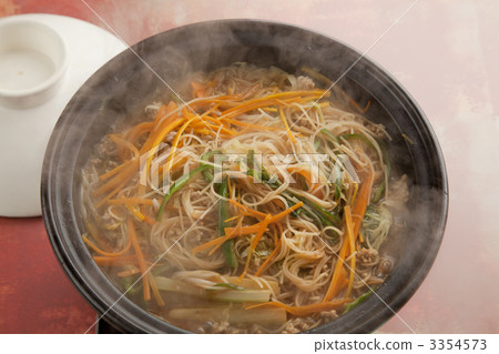鍋裡煮好的食物 用鍋烹飪 泡菜鍋 3354573