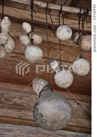 "Gourd" hung under the eaves (Ogimachi, Shirakawa-mura, Ono-gun, Gifu Prefecture) 3359449