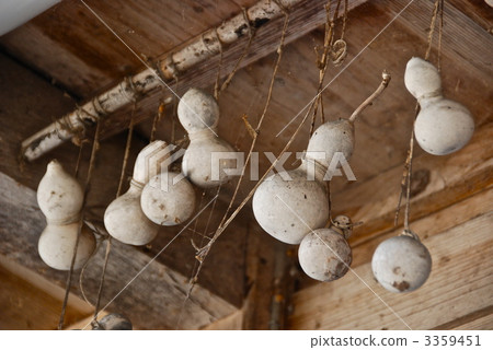 "Gourd" hung under the eaves (Ogimachi, Shirakawa-mura, Ono-gun, Gifu Prefecture) 3359451