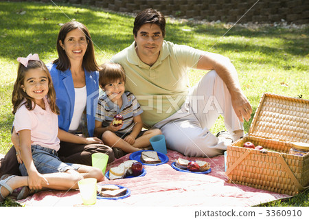 Family picnicking. 3360910