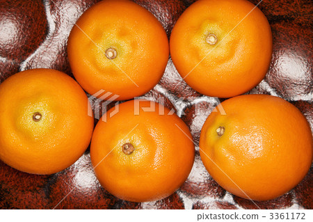 Five tangerines. 3361172