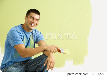 Smiling painting man. 3361271
