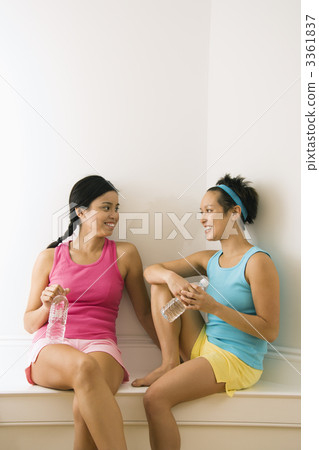 Workout friends taking break 3361837