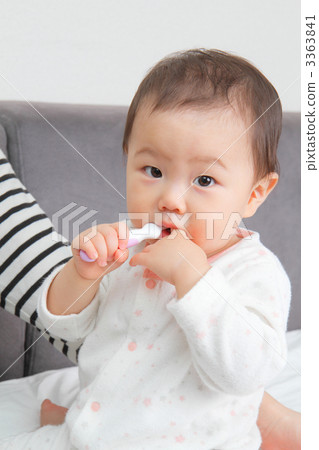 Baby tooth brushing 3363841