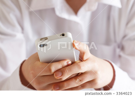 Smartphone and ladies 3364023