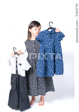 選擇衣服的女孩 3364770