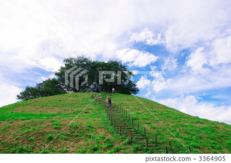 隨著天空和山丘 3364905