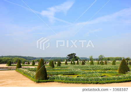 The garden of the Palace of Versailles 3368387