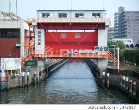 Fanbashi lock gate front view Fanbashi lock gate front view 3372097