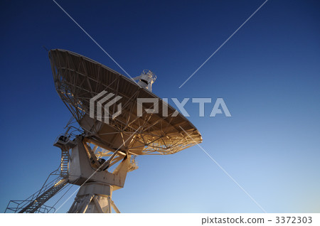 發光在早晨太陽的無線電望遠鏡 3372303