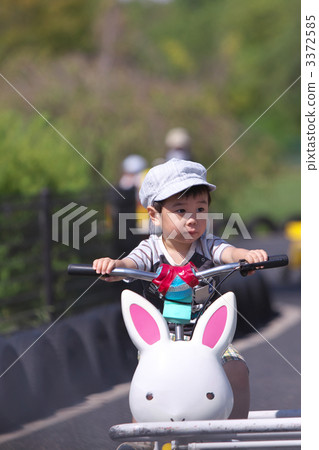 孩子們玩玩具 3372585