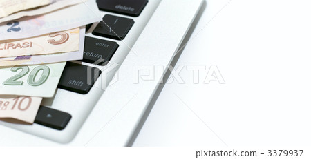 PC鍵盤和世界鈔票和白色後面 PC鍵盤和世界鈔票和白色後面 3379937