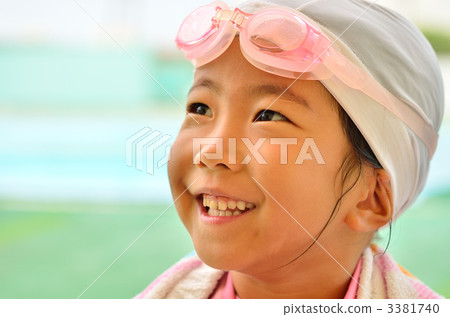 A girl who laughs at the poolside 3381740