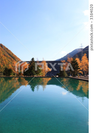 Mother's cloth dam and autumn tint reflected in the pond 3384020
