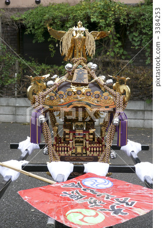 兒童的Mikoshi在寺廟前面 3384253