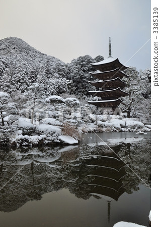 Symmetry tower 3385139