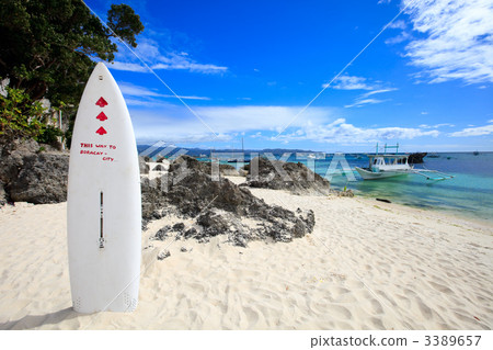 Tropical beach 3389657