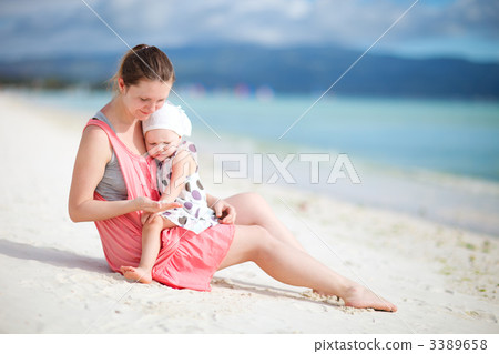 Mother and daughter on tropical beach Mother and daughter on tropical beach 3389658
