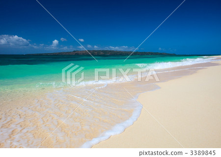 Perfect tropical beach 3389845