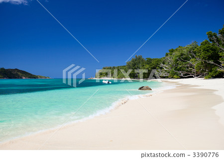 Stunning tropical beach at Seychelles 3390776