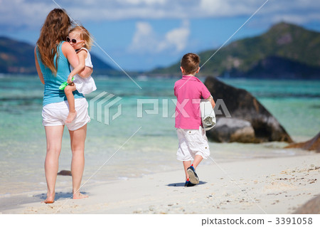 Mother with kids on beach vacation 3391058