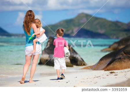 Mother with kids on beach vacation 3391059