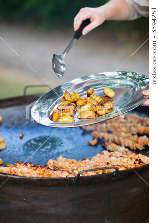 Chef cooking for a group 3394251