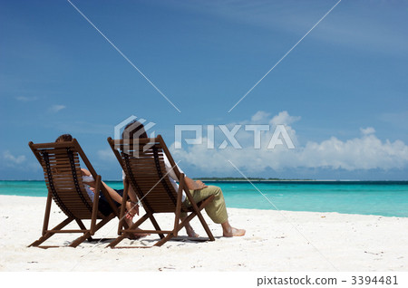 Young couple on the beach 3394481