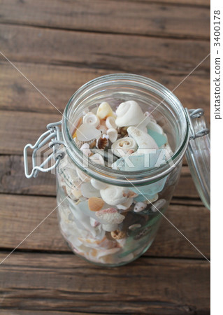 從海邊收集的貝殼和海玻璃 裝在玻璃瓶中的貝殼。 從海邊收集的貝殼和海玻璃 裝在玻璃瓶中的貝殼。 3400178