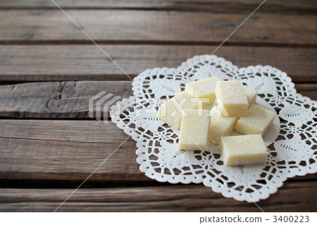 將白巧克力甘納許放在蕾絲紙上 3400223