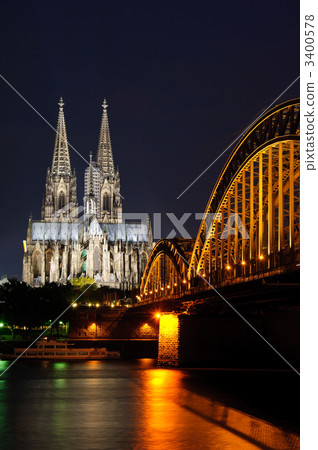 德國科隆大教堂和Hohenzollern橋 德國科隆大教堂和Hohenzollern橋 3400578