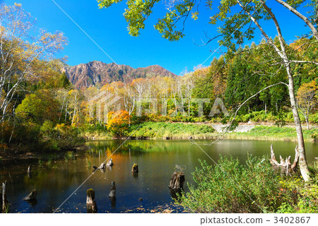 The autumnal leaves of Tianchi in Akiyama village and Mount Goyama 3402867