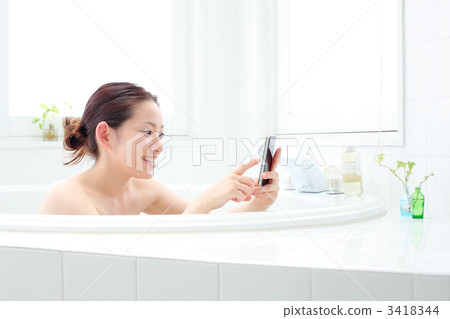 在浴室裡使用智能手機的女孩 在浴室裡使用智能手機的女孩 3418344