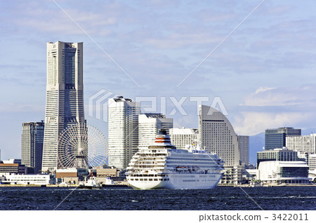 Luxury liner and Yokohama Minato Mirai (Yokohama-shi Tsurumi-ku, Daikoku-fu) Luxury liner and Yokohama Minato Mirai (Yokohama-shi Tsurumi-ku, Daikoku-fu) 3422011