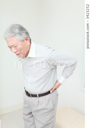 腰痛男性 腰痛男性 3423252