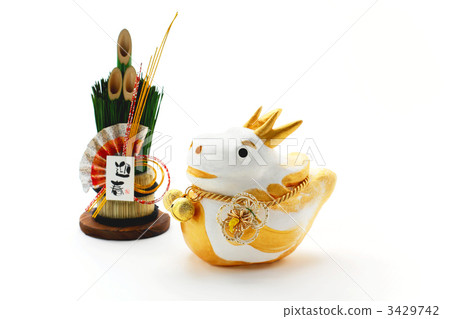 An ornament of a dragon and a decoration of a Kadomatsu 3429742