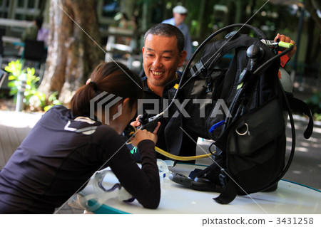 During a lecture on scuba diving at Green Island 3431258