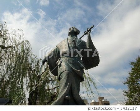 A statue of Ikumo's Akuna 3432137