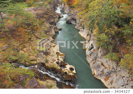 Autumn leaves of Suiri River 3434327