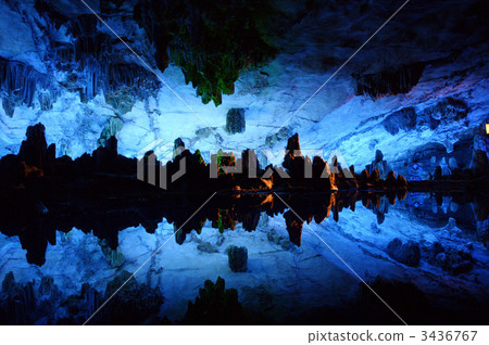 A view of "Crystal Palace" in the Fushigiwa Oshima cave in the outskirts of Guilin 3436767