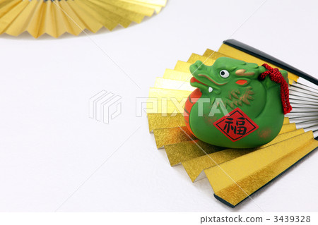 龍年青龍雕像和金色折扇白色背景 3439328