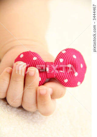 在嬰孩的手上的絲帶 在嬰孩的手上的絲帶 3444467