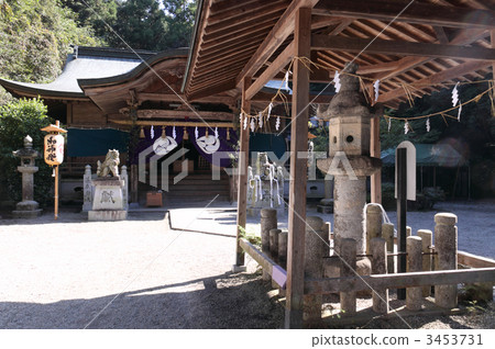 Sanfeng City, Kagawa Prefecture. Sanuki County Ninomiya "Oozakami Shrine" and Muromachi Period's "Shinkansen Lantern" 3453731