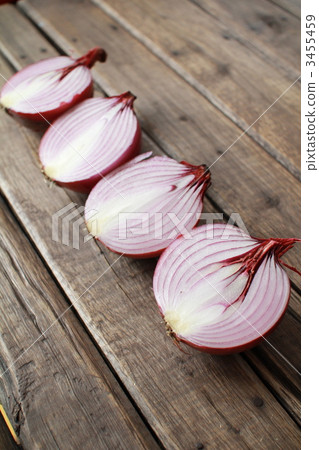 Red onions cut in half in a row - cross section of fresh onion 3455459