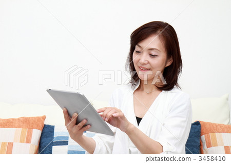 Middlewoman to iPad Middlewoman to iPad 3458410
